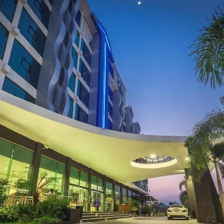 Alvarez Hotel Buriram Buitenkant foto
