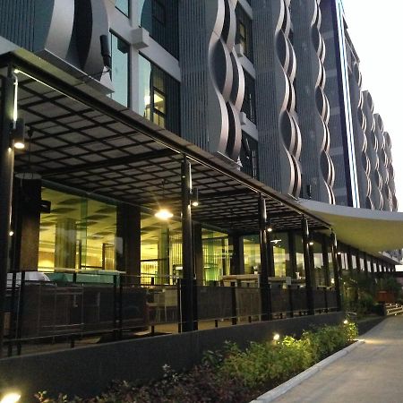 Alvarez Hotel Buriram Buitenkant foto