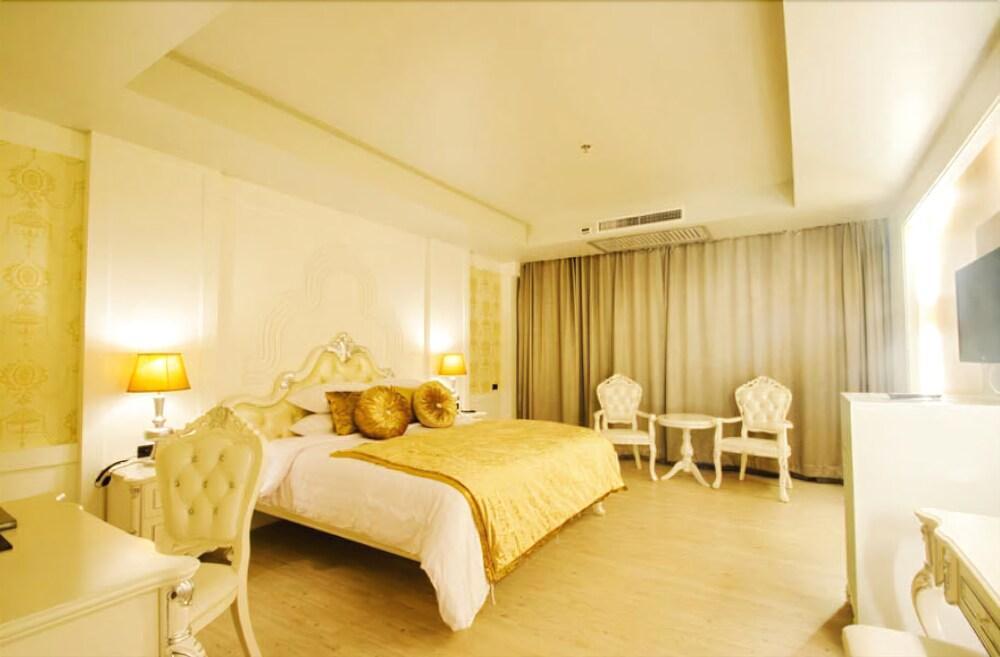 Alvarez Hotel Buriram Buitenkant foto