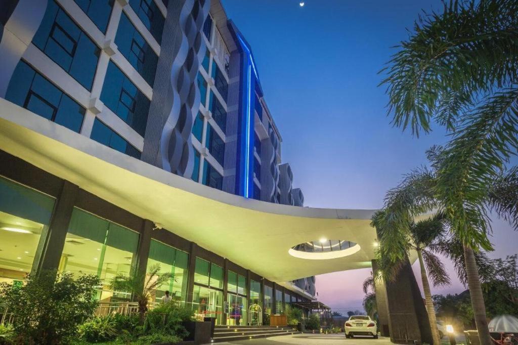 Alvarez Hotel Buriram Buitenkant foto