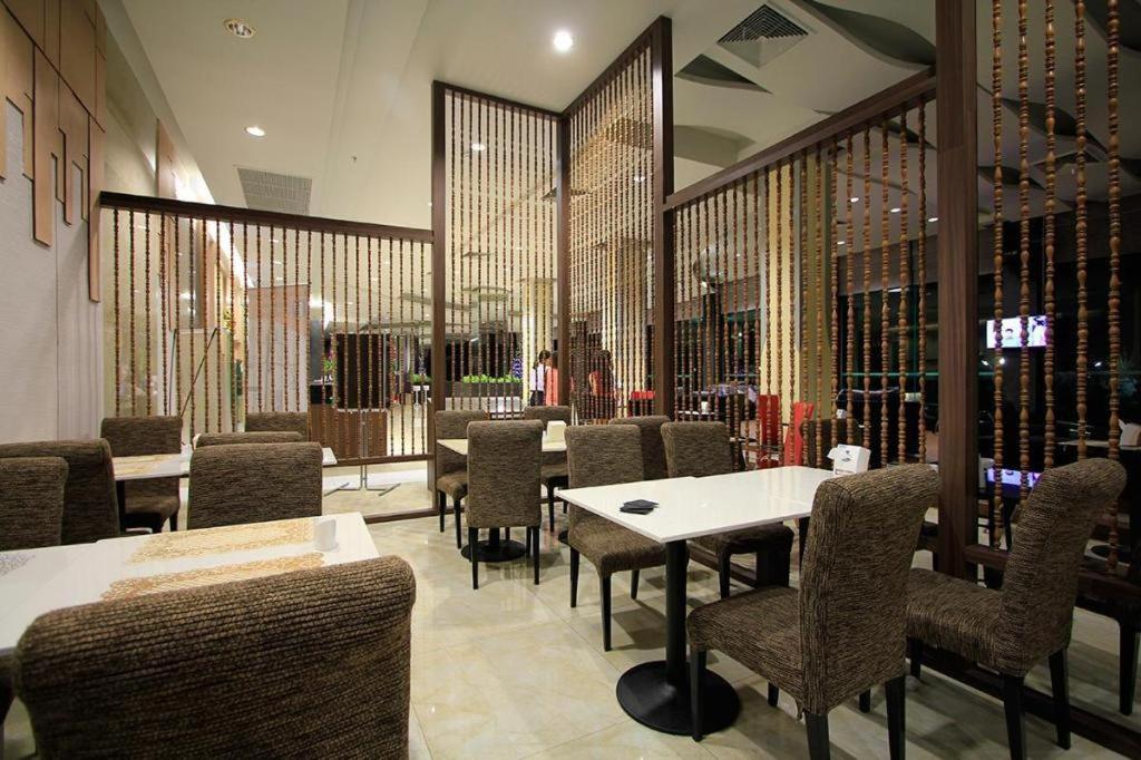 Alvarez Hotel Buriram Buitenkant foto