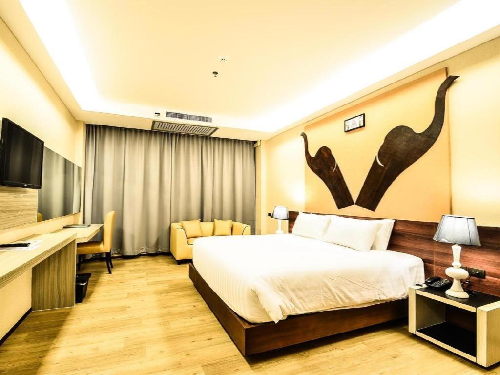Alvarez Hotel Buriram Buitenkant foto