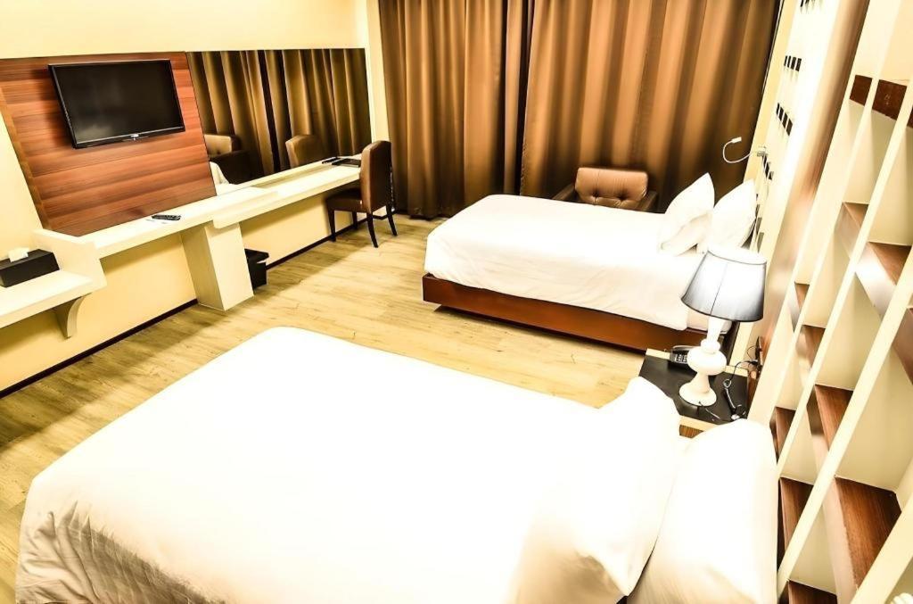 Alvarez Hotel Buriram Buitenkant foto