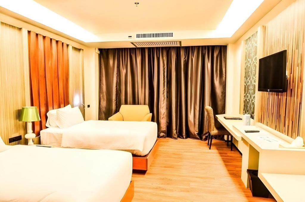 Alvarez Hotel Buriram Buitenkant foto