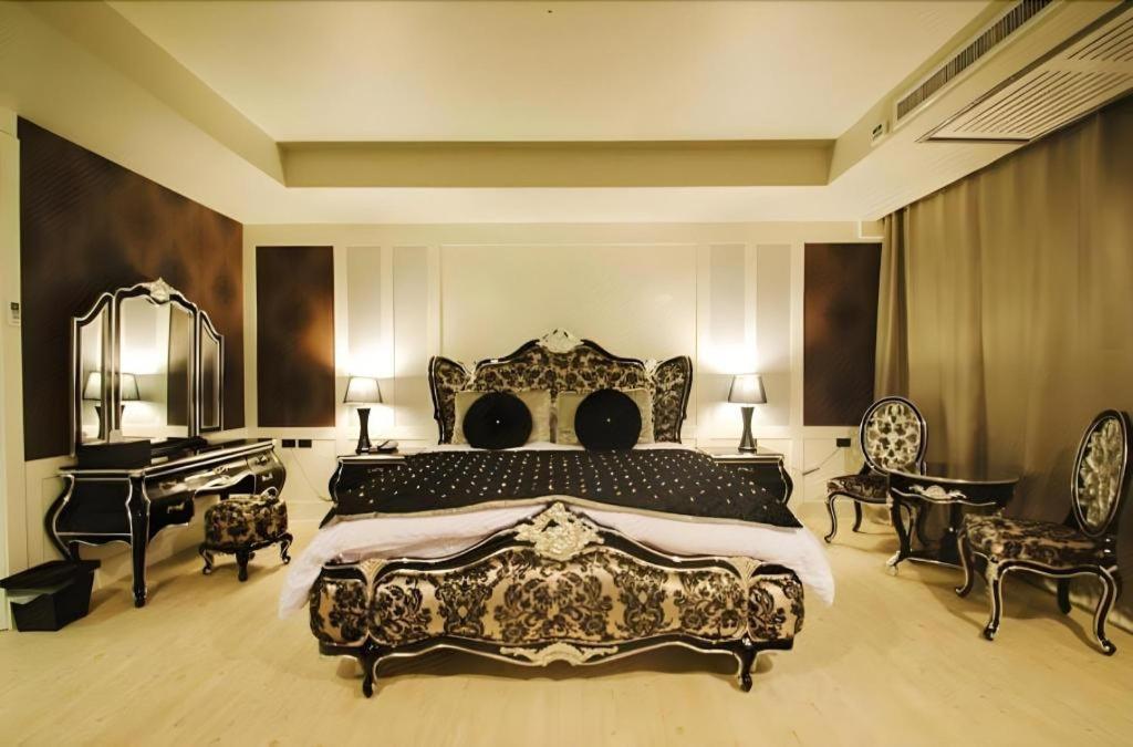 Alvarez Hotel Buriram Buitenkant foto