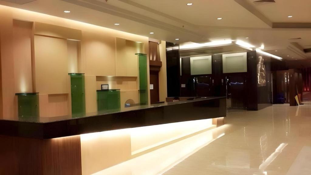 Alvarez Hotel Buriram Buitenkant foto