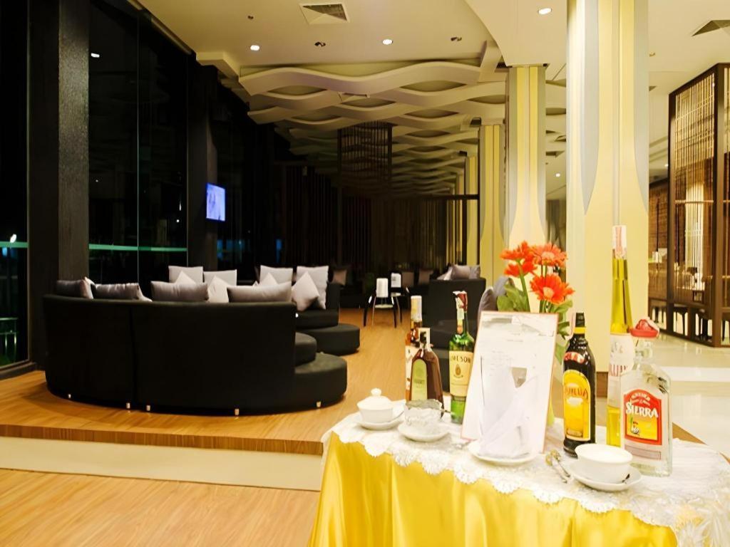 Alvarez Hotel Buriram Buitenkant foto
