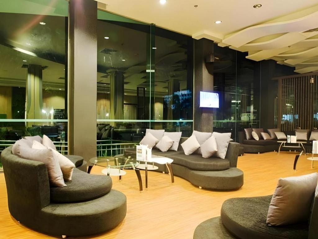 Alvarez Hotel Buriram Buitenkant foto