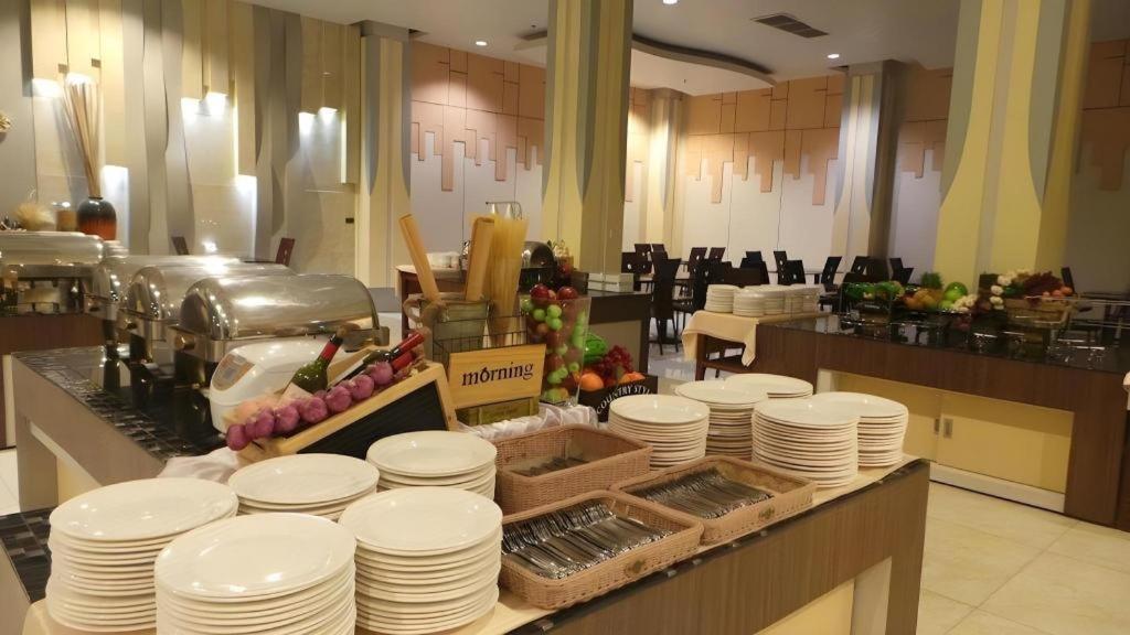 Alvarez Hotel Buriram Buitenkant foto