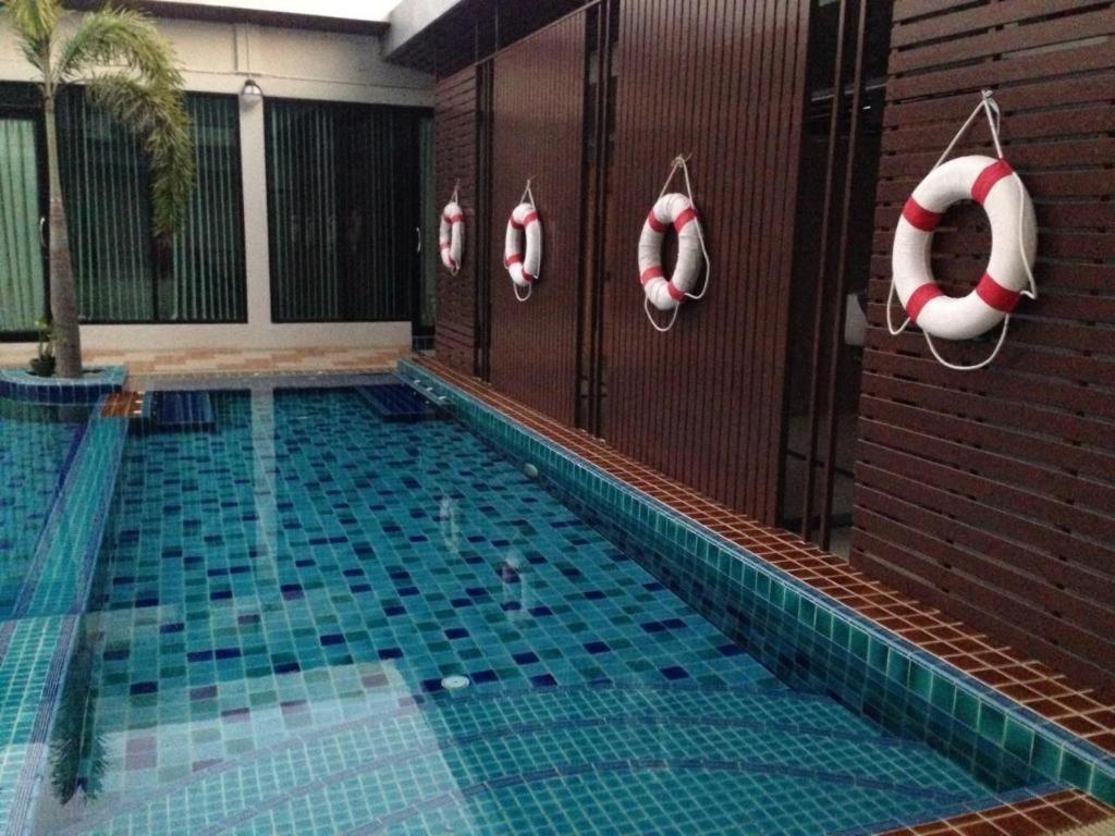 Alvarez Hotel Buriram Buitenkant foto