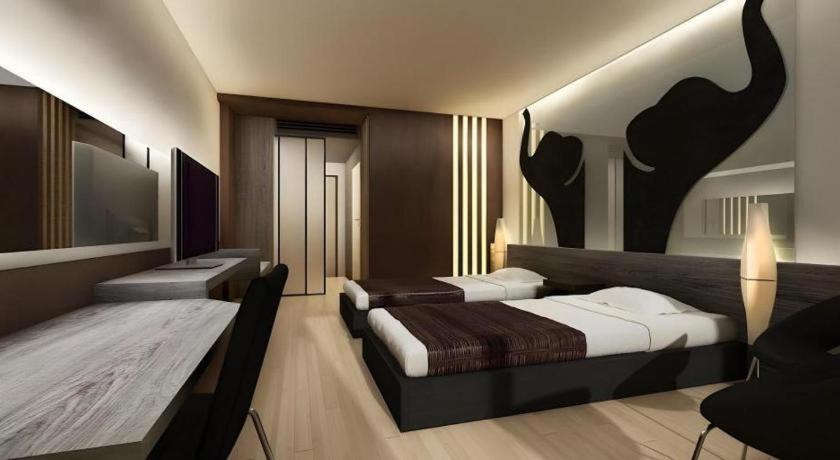 Alvarez Hotel Buriram Buitenkant foto