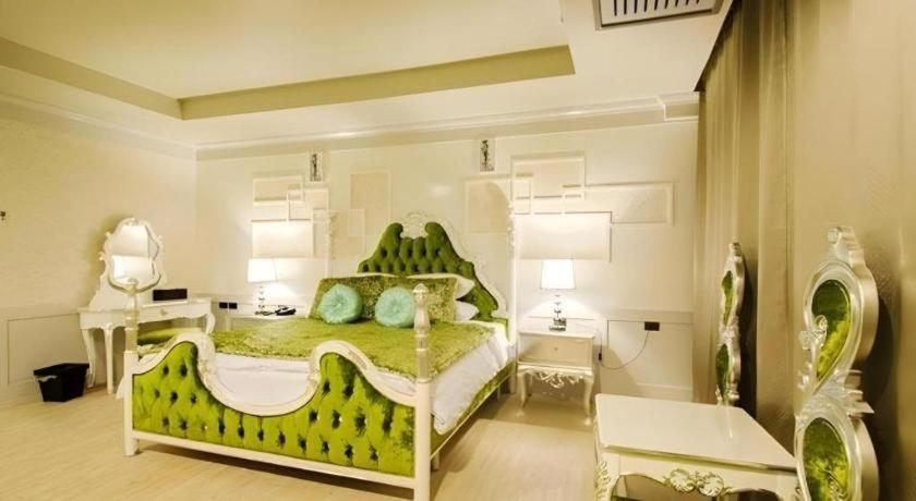 Alvarez Hotel Buriram Buitenkant foto
