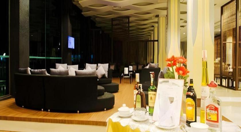 Alvarez Hotel Buriram Buitenkant foto