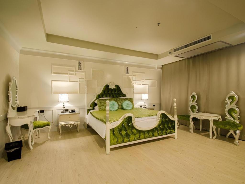 Alvarez Hotel Buriram Buitenkant foto