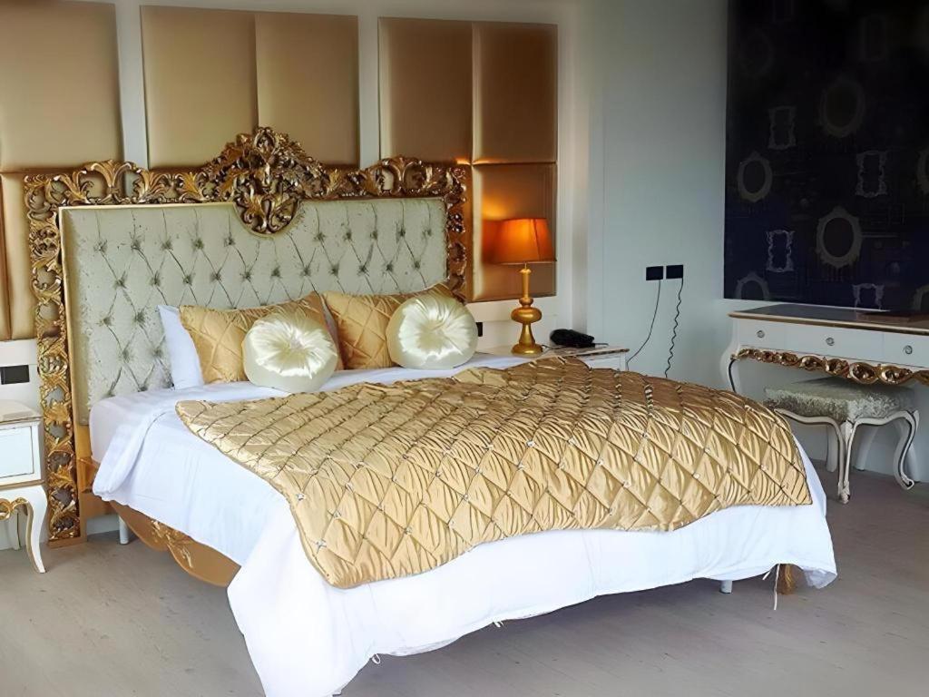Alvarez Hotel Buriram Buitenkant foto