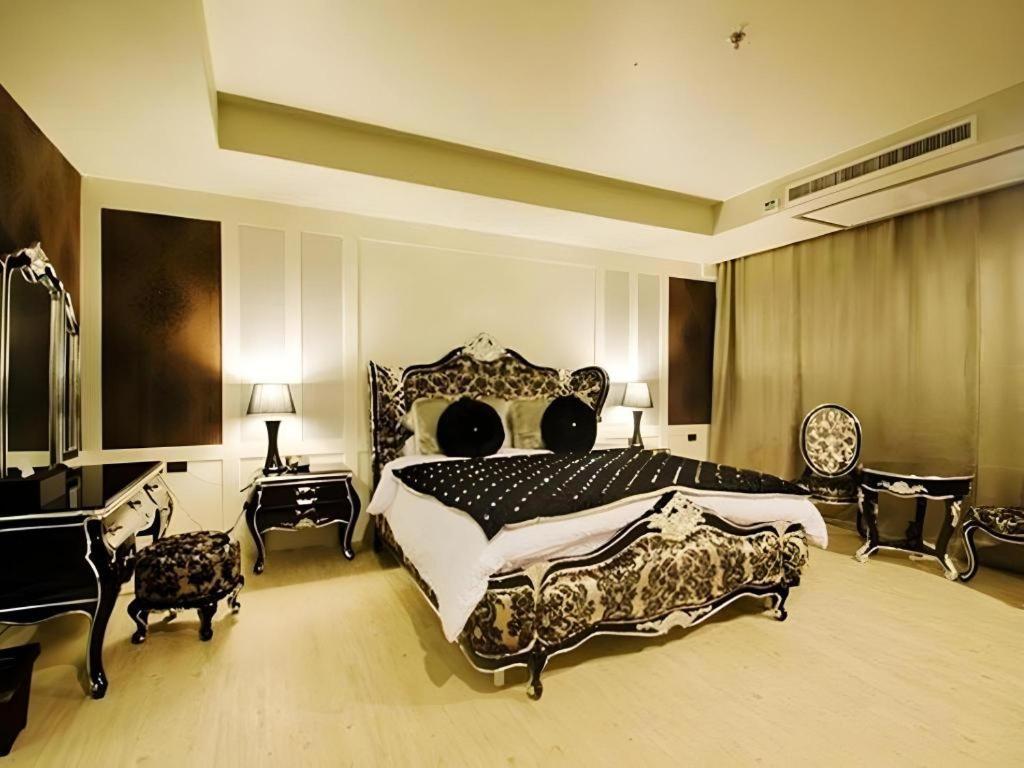 Alvarez Hotel Buriram Buitenkant foto
