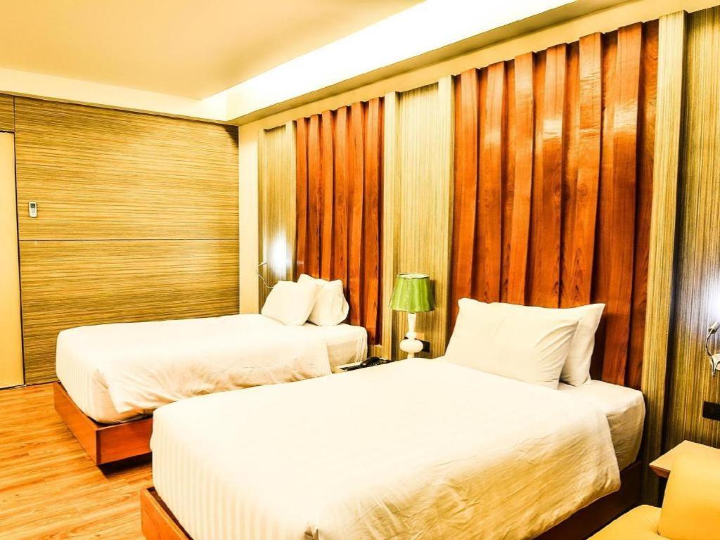 Alvarez Hotel Buriram Buitenkant foto