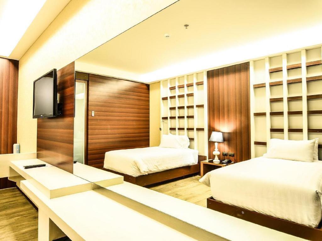 Alvarez Hotel Buriram Buitenkant foto