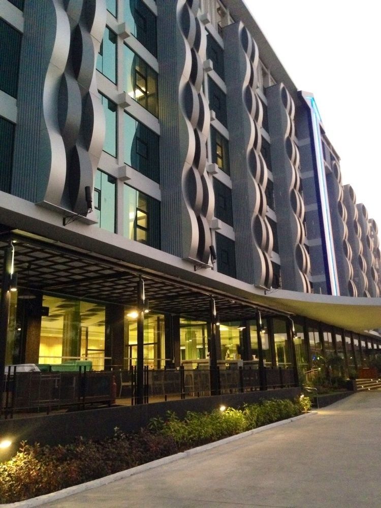 Alvarez Hotel Buriram Buitenkant foto