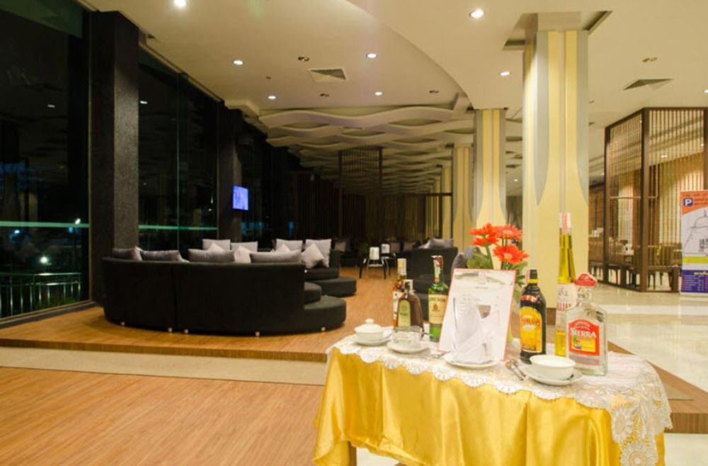 Alvarez Hotel Buriram Buitenkant foto