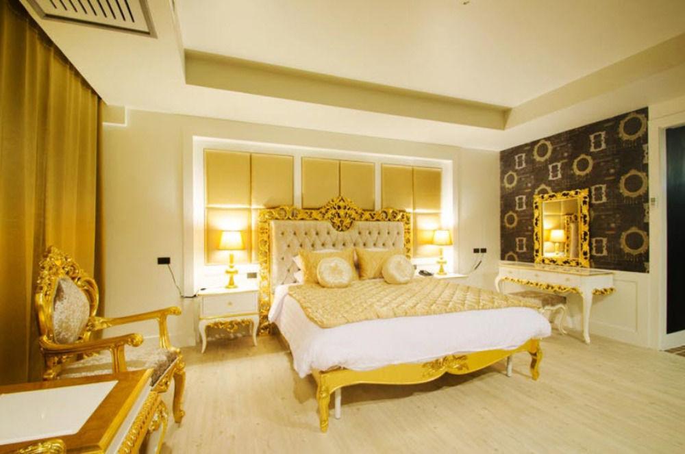 Alvarez Hotel Buriram Buitenkant foto