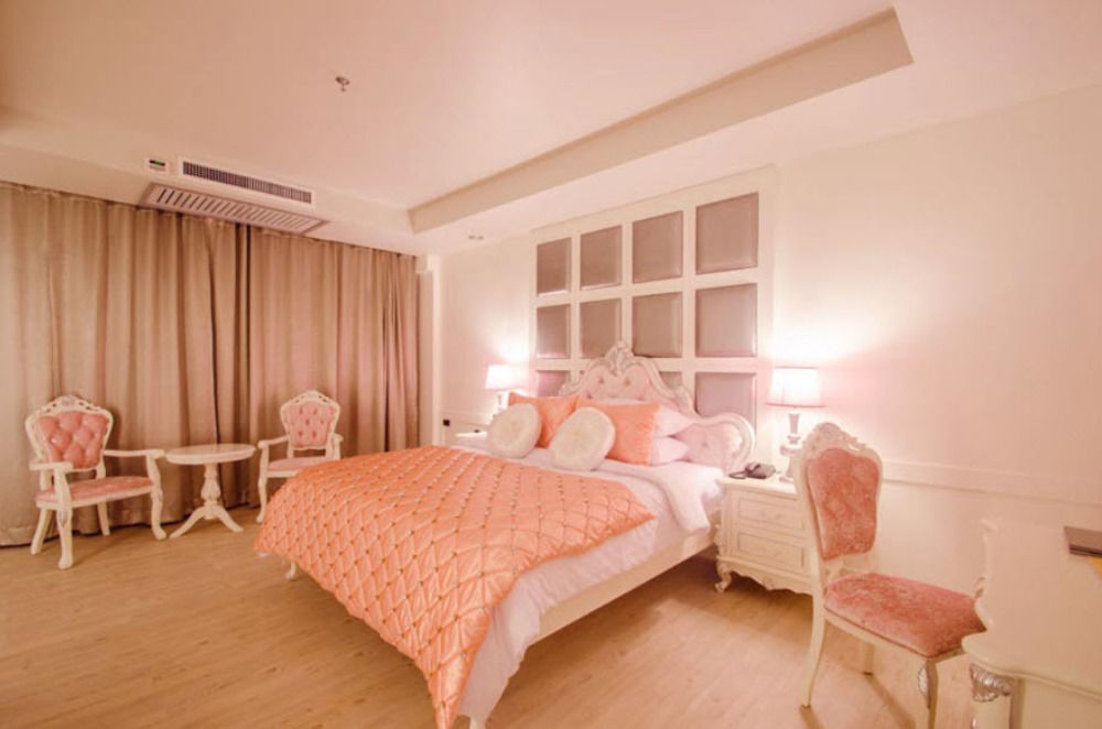 Alvarez Hotel Buriram Buitenkant foto