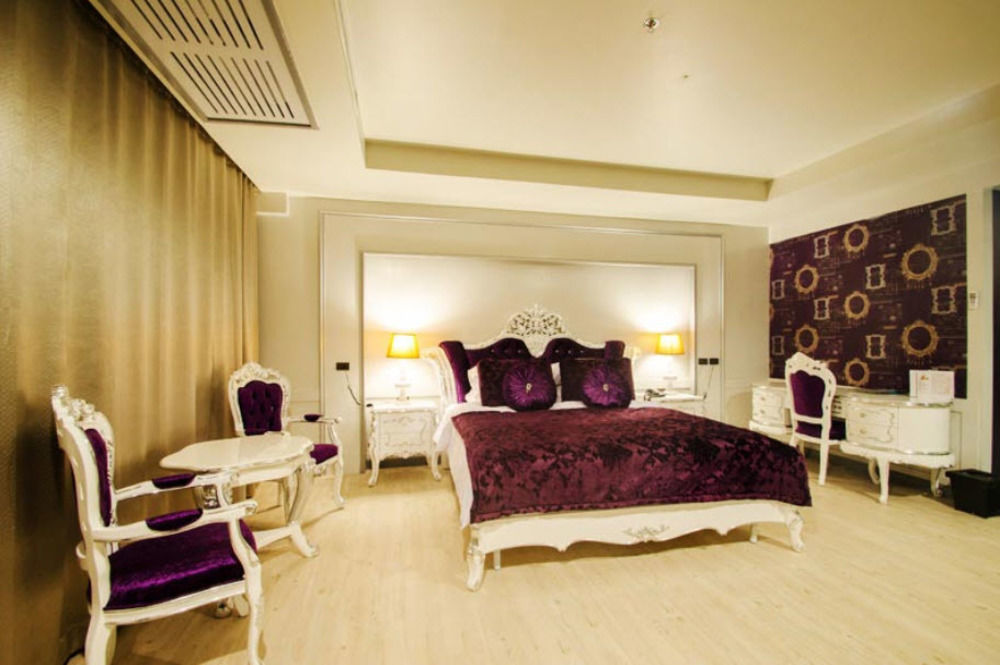 Alvarez Hotel Buriram Buitenkant foto