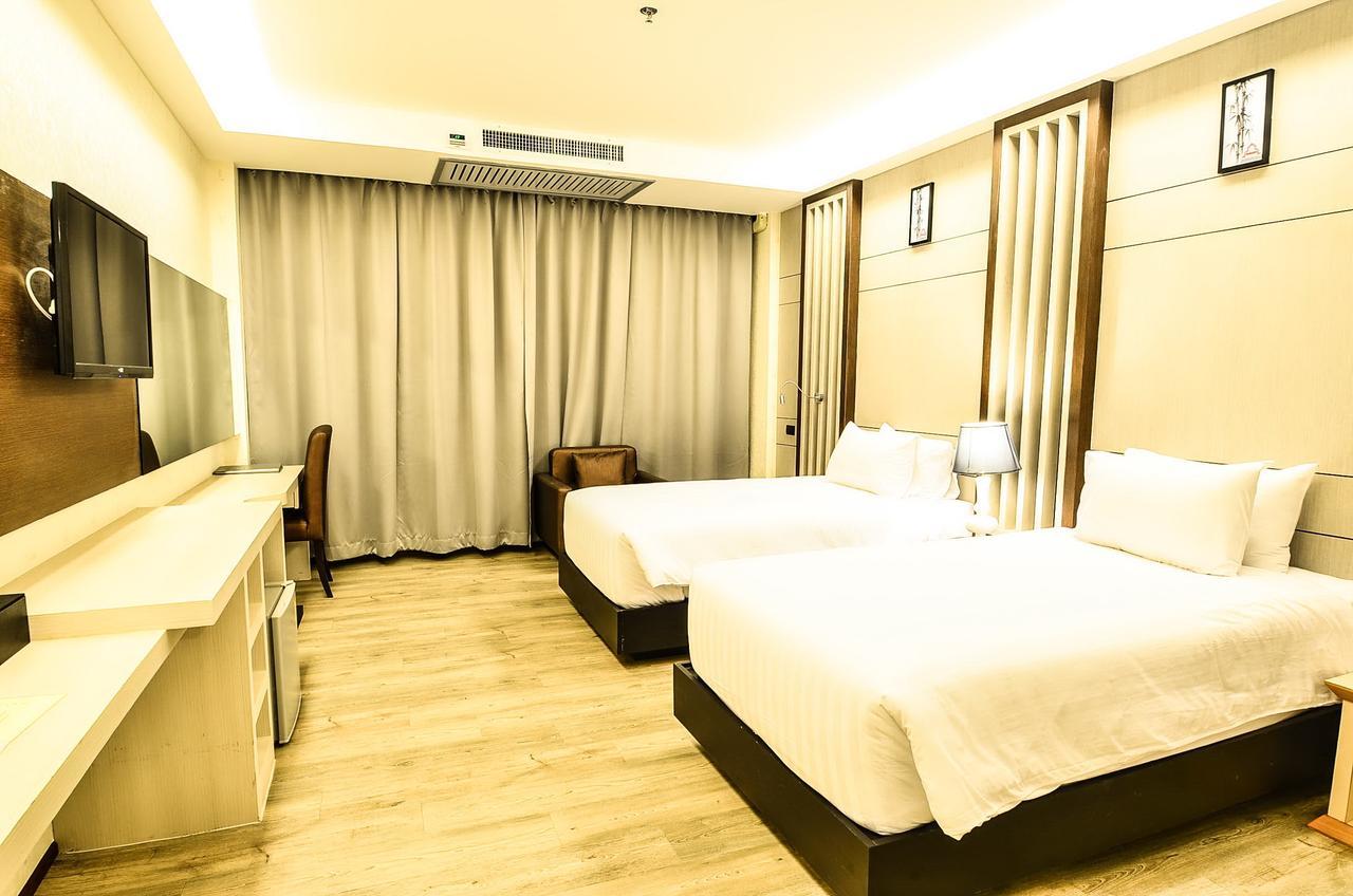 Alvarez Hotel Buriram Buitenkant foto