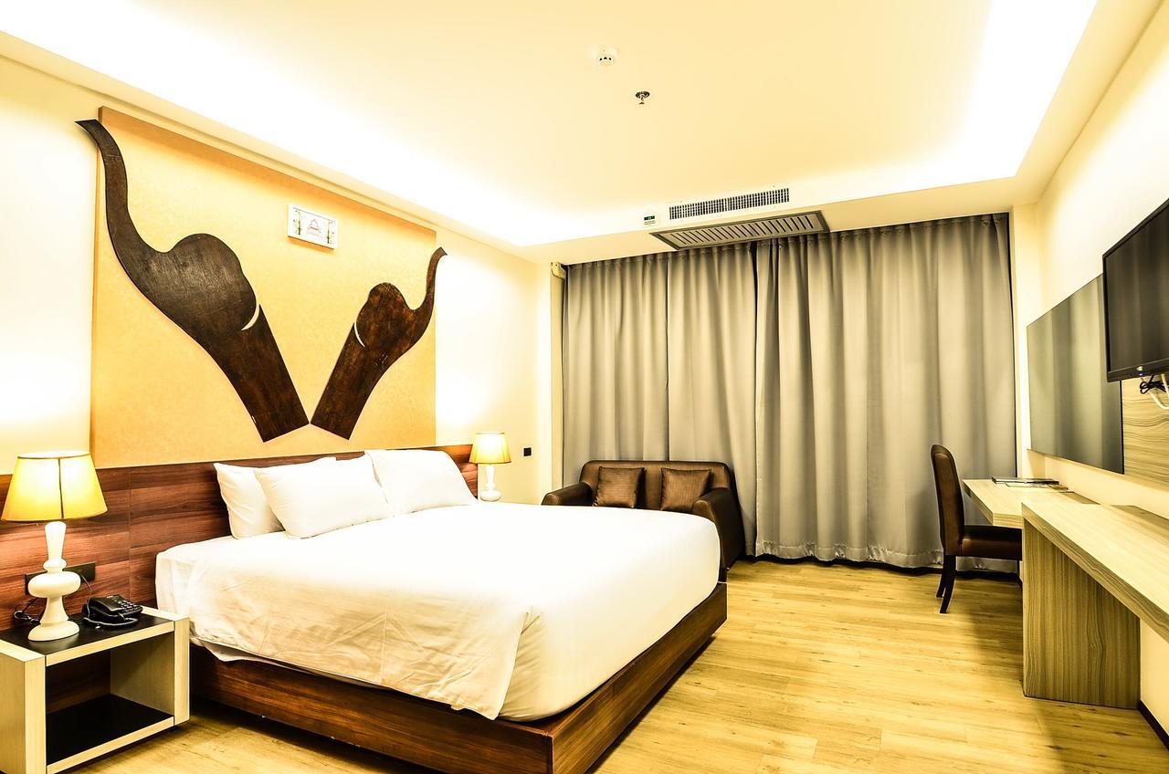 Alvarez Hotel Buriram Buitenkant foto