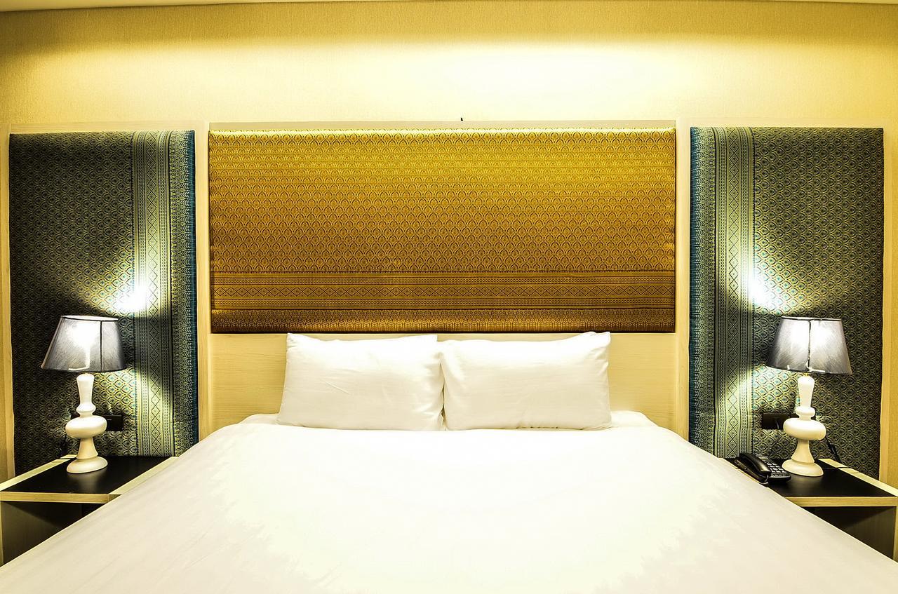 Alvarez Hotel Buriram Buitenkant foto