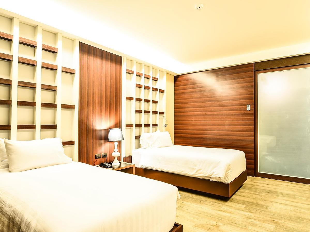 Alvarez Hotel Buriram Buitenkant foto