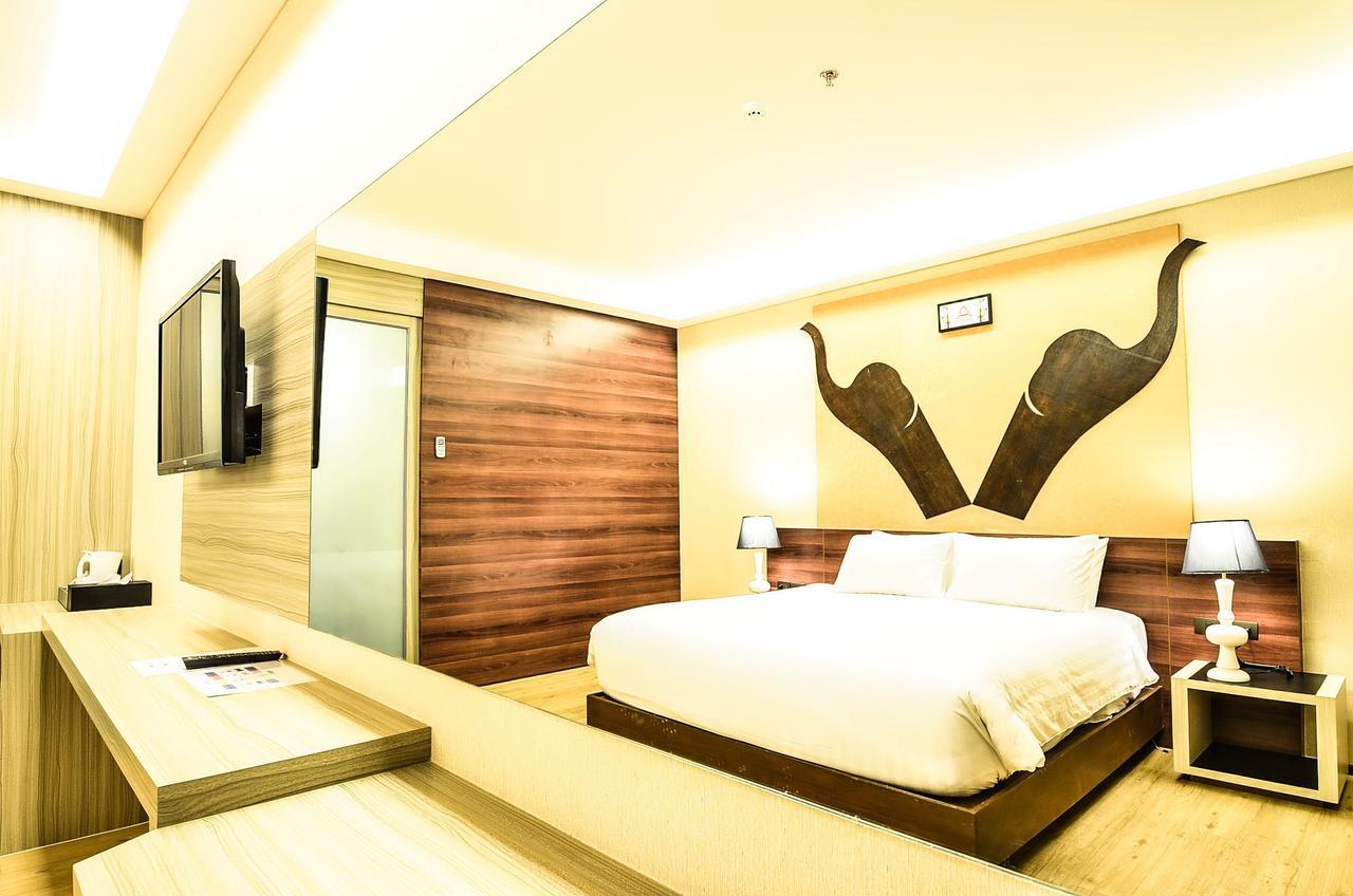 Alvarez Hotel Buriram Buitenkant foto