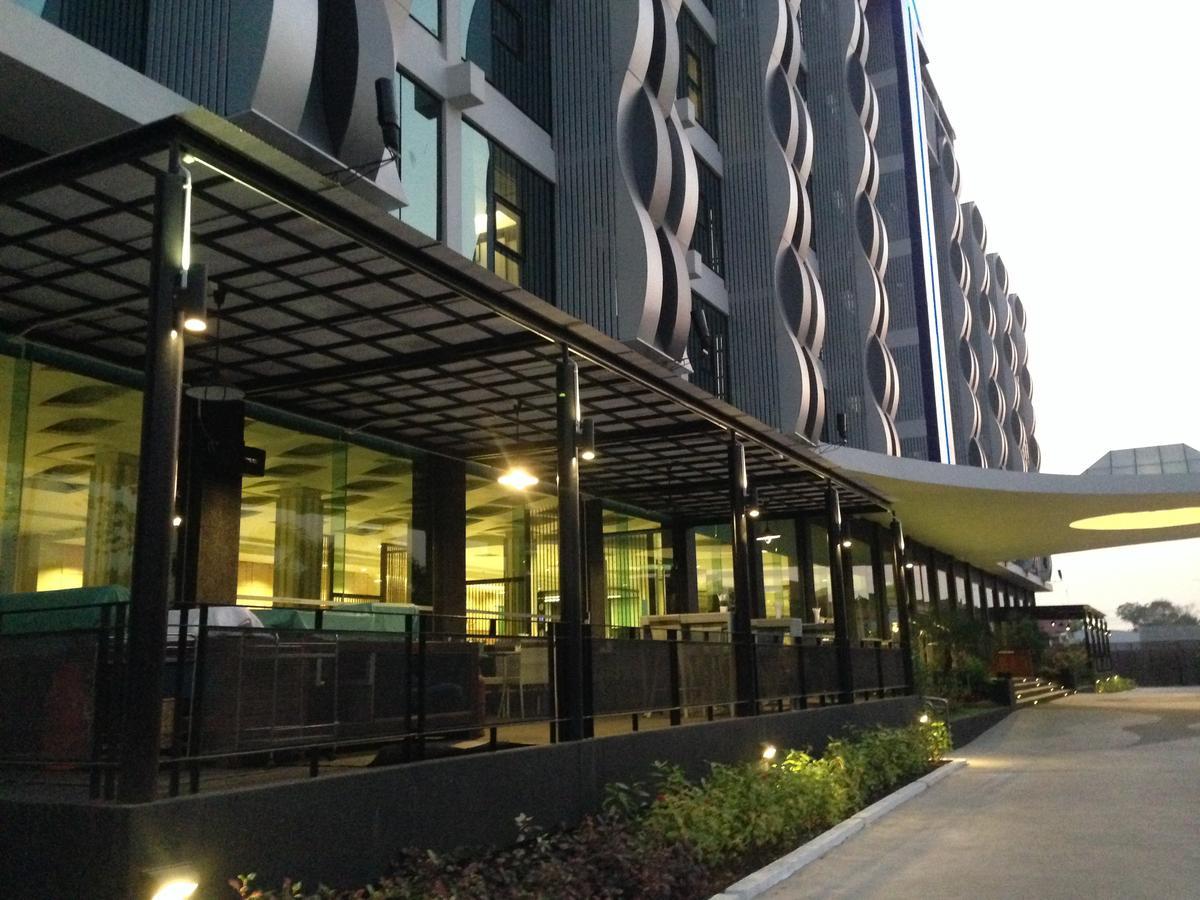 Alvarez Hotel Buriram Buitenkant foto