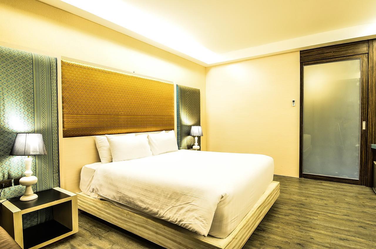 Alvarez Hotel Buriram Buitenkant foto