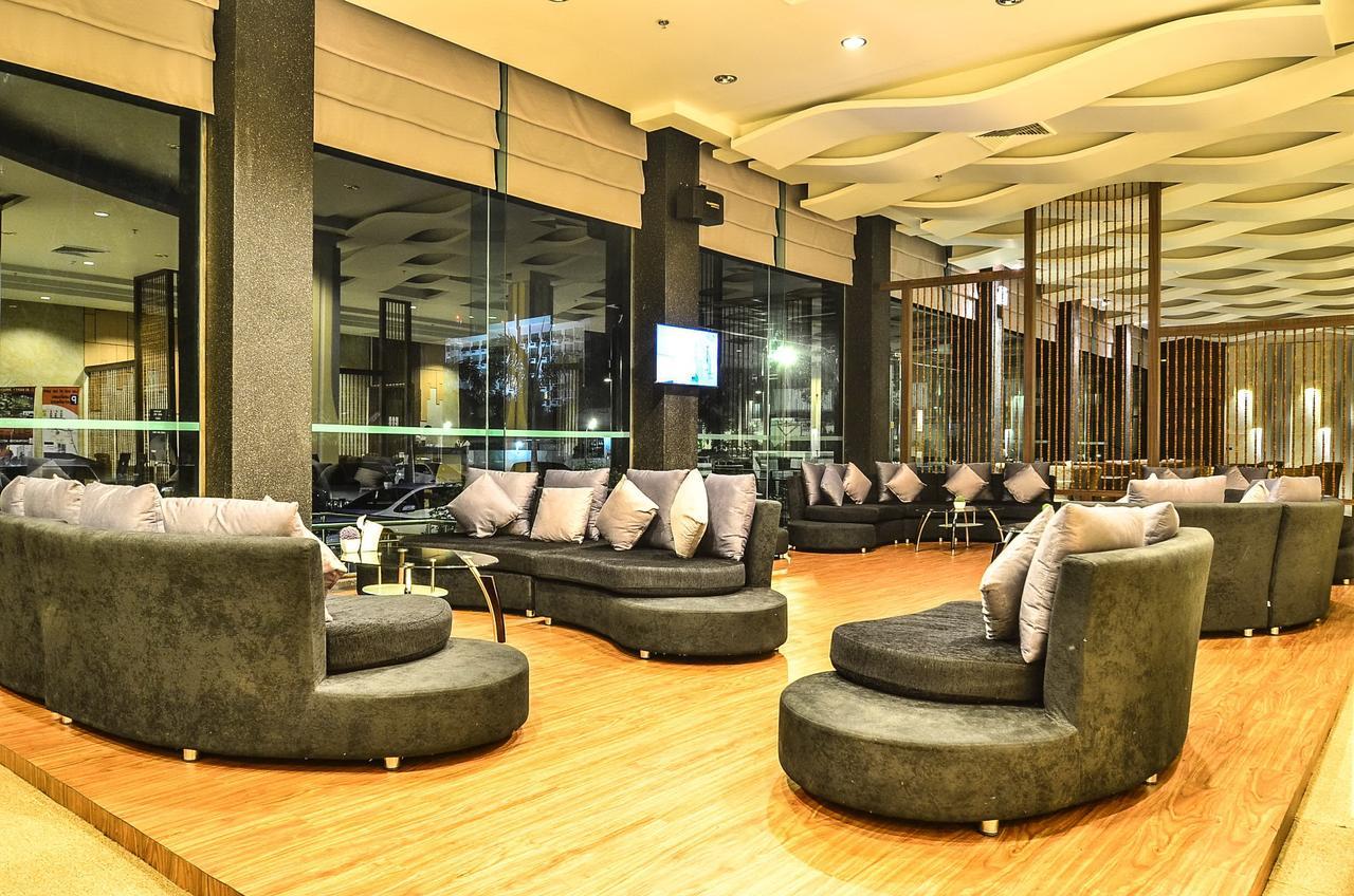 Alvarez Hotel Buriram Buitenkant foto
