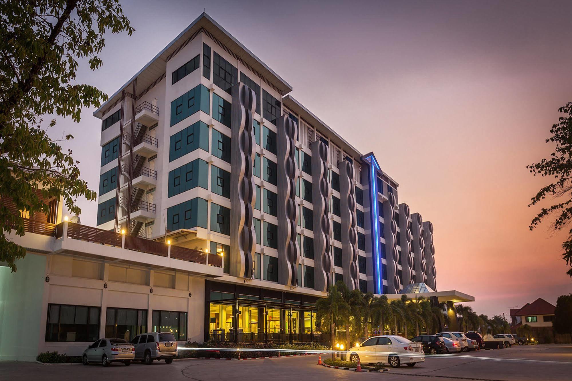 Alvarez Hotel Buriram Buitenkant foto